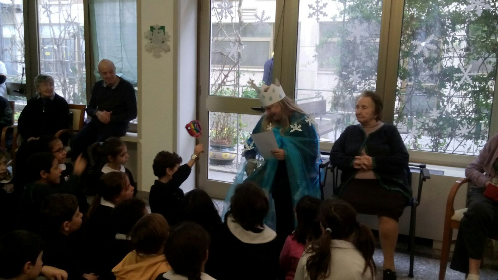 Bambini in visita e una targa di ringraziamento per la Rsa Costa d’Argento