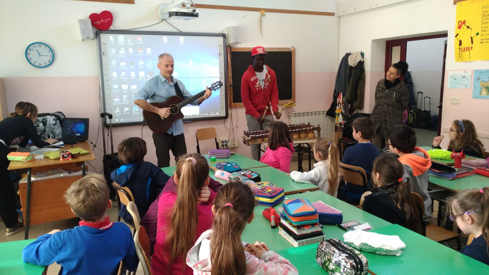 A scuola per portare la musica del mondo